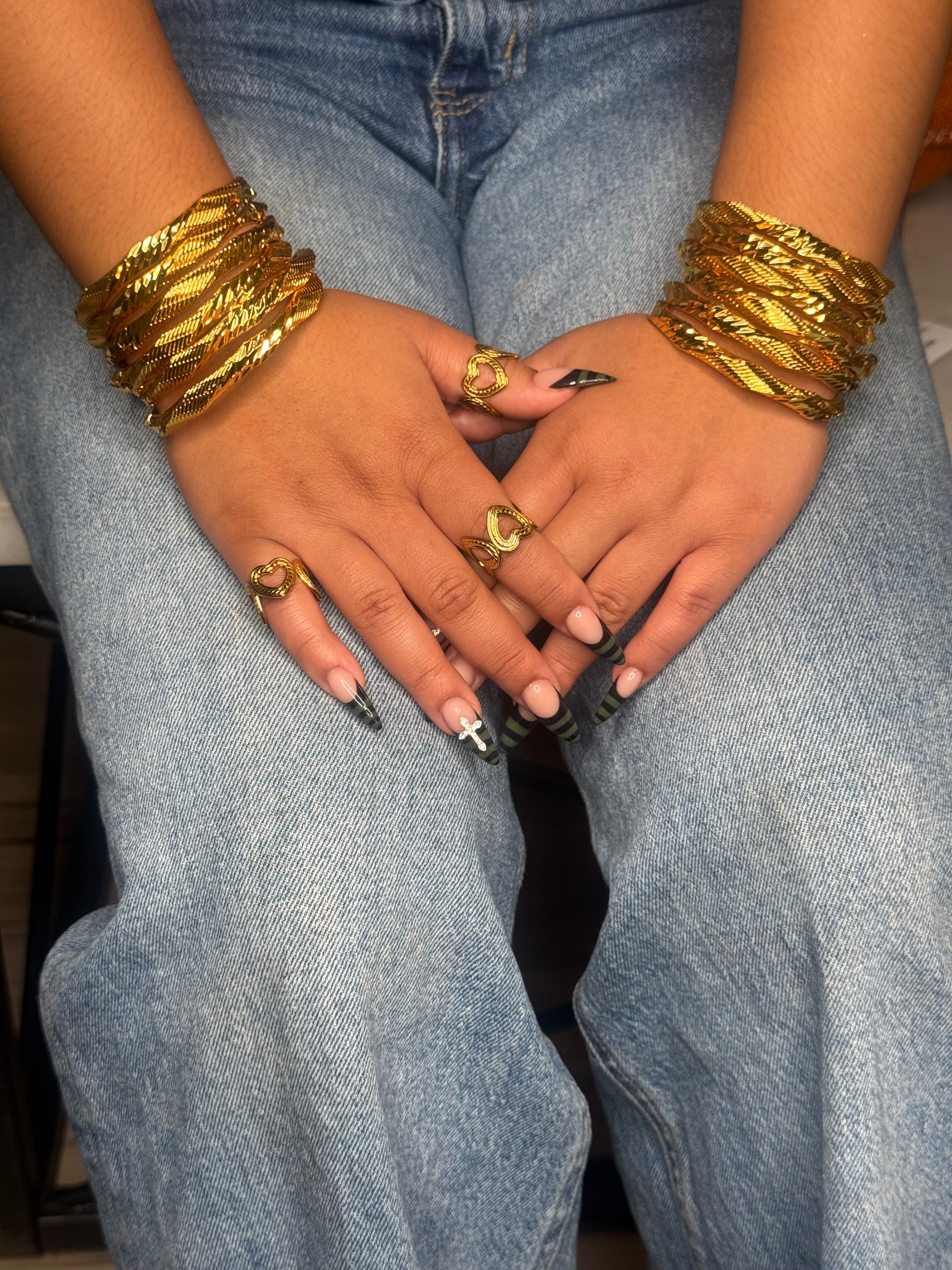 THE ÉLAN | Sculptural Twisted Gold Bangle