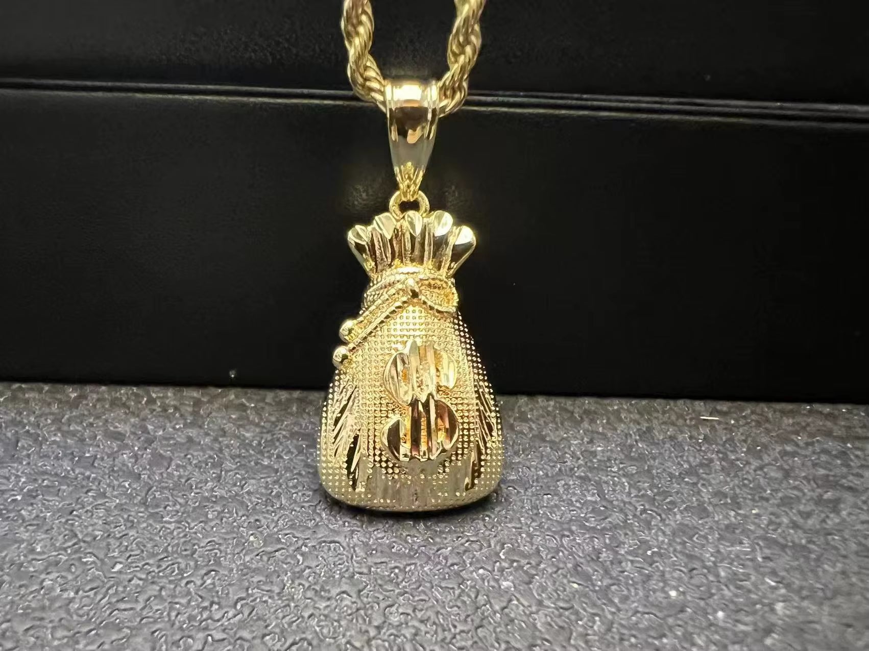 Customized 18K Gold Plated Money Bag Charm Pendant Necklace for Men Lucky Dollar Sign Jewelry Trendy Gold Pendant Necklace